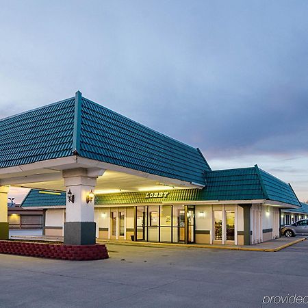 Econo Lodge 맥퍼슨 외부 사진