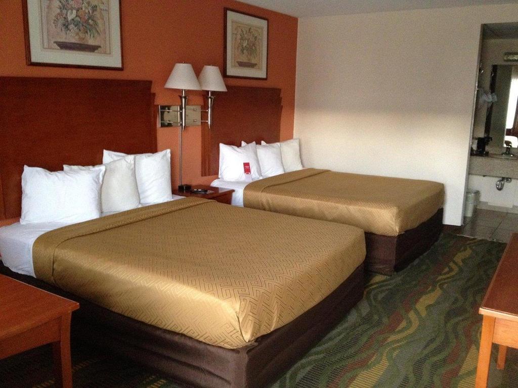 Econo Lodge 맥퍼슨 외부 사진