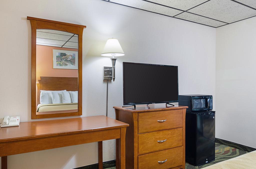 Econo Lodge 맥퍼슨 외부 사진