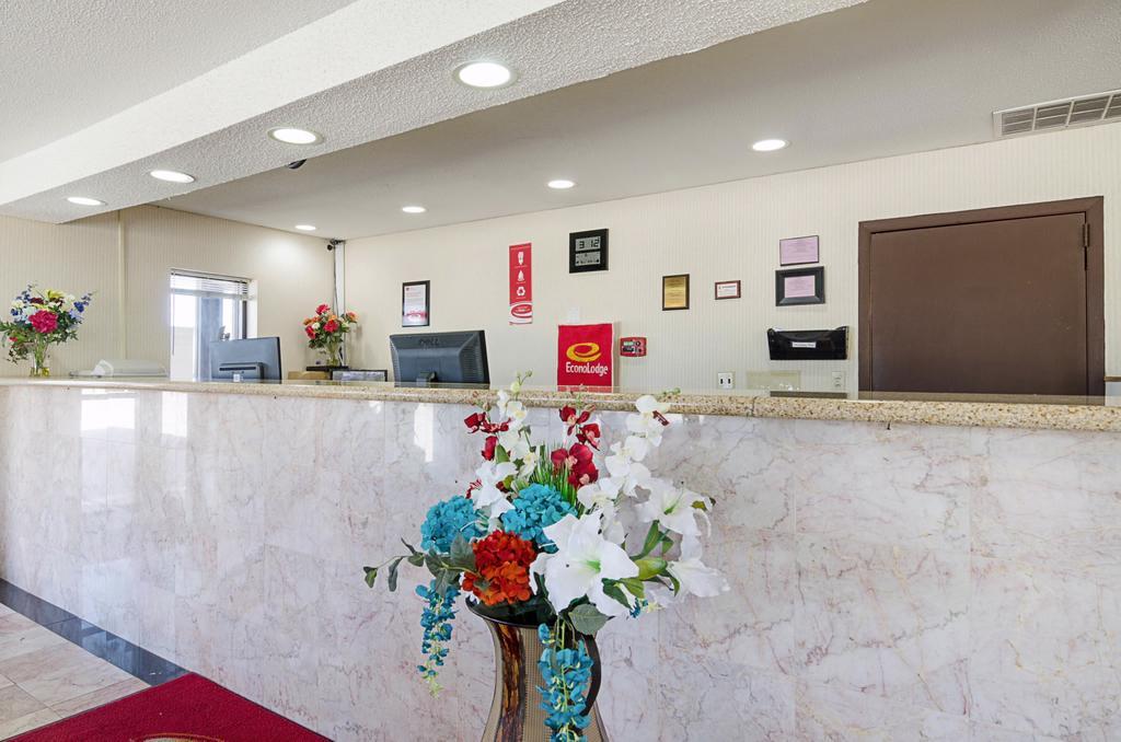 Econo Lodge 맥퍼슨 외부 사진