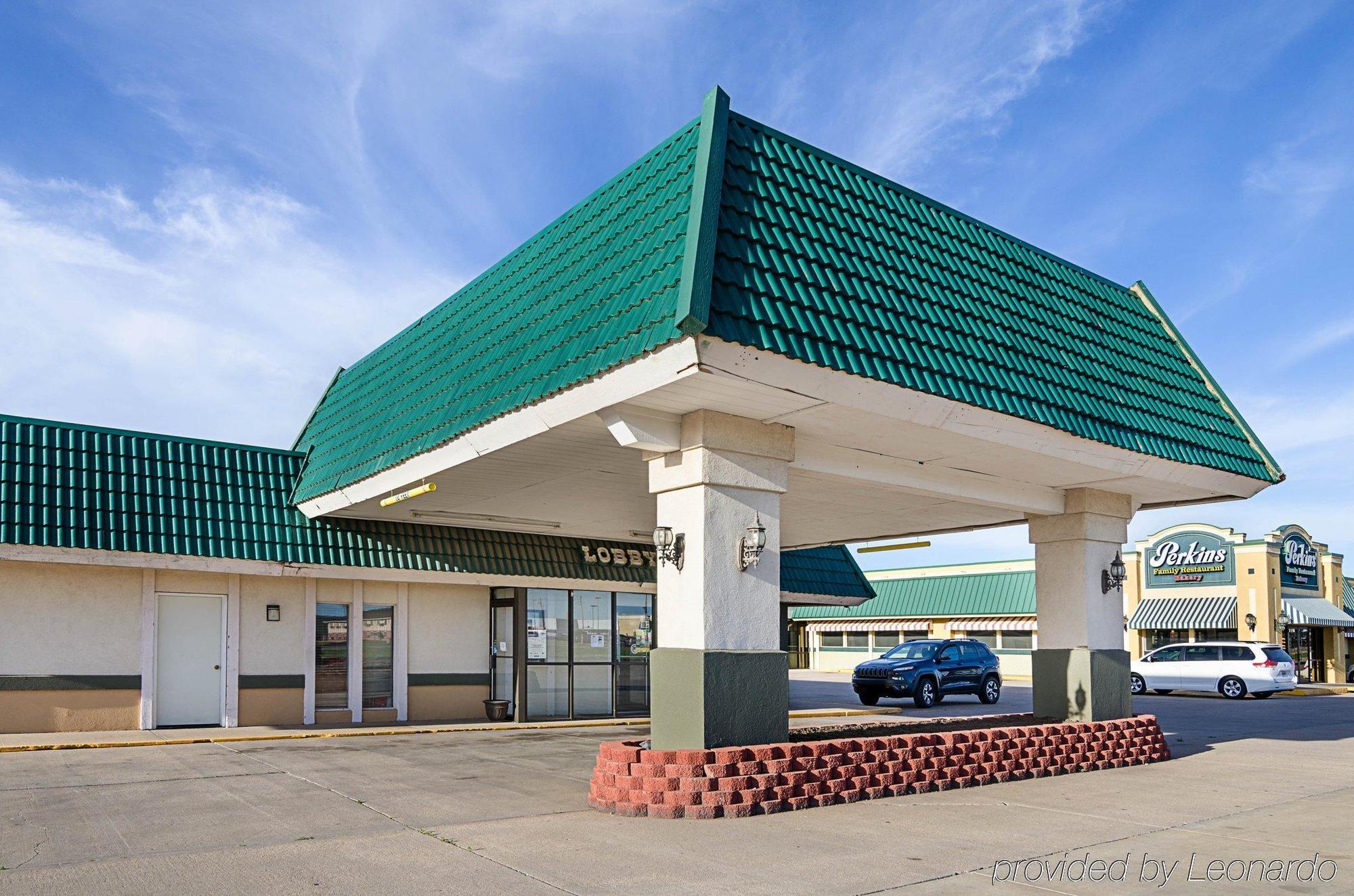 Econo Lodge 맥퍼슨 외부 사진