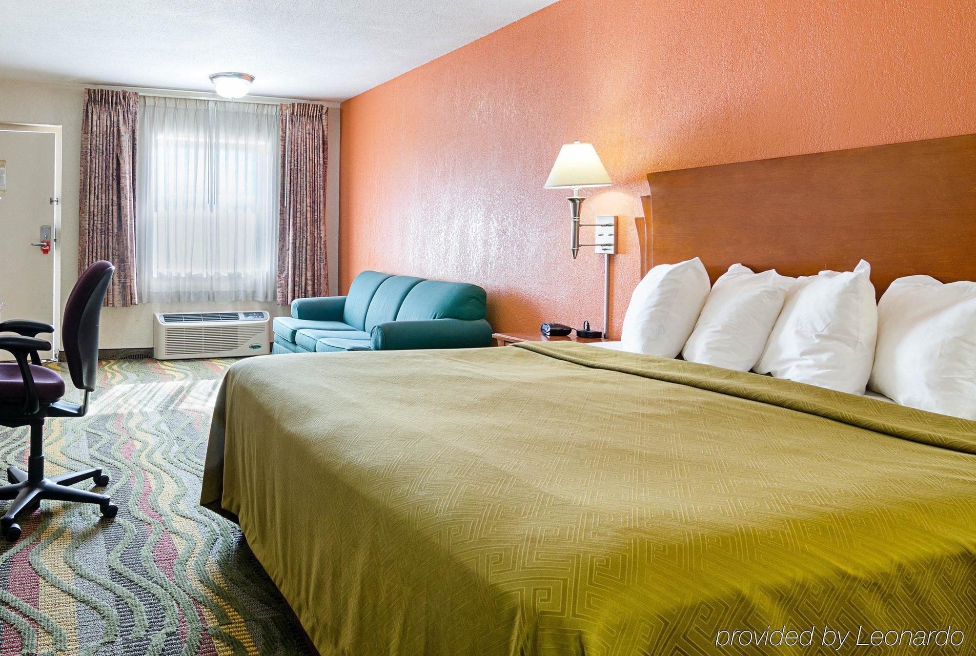 Econo Lodge 맥퍼슨 외부 사진