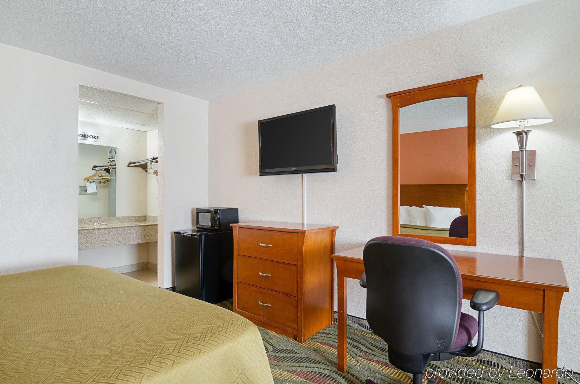 Econo Lodge 맥퍼슨 외부 사진
