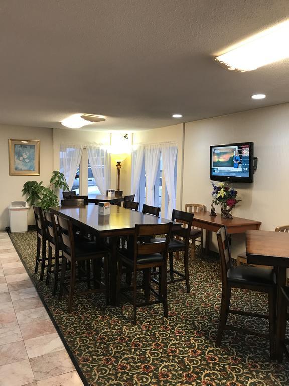 Econo Lodge 맥퍼슨 외부 사진