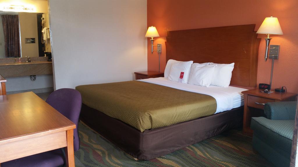 Econo Lodge 맥퍼슨 외부 사진