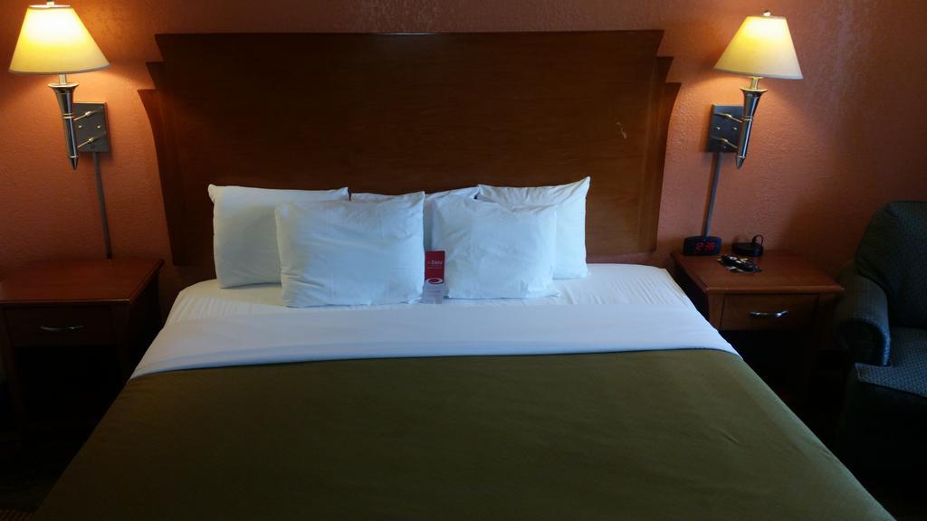 Econo Lodge 맥퍼슨 외부 사진