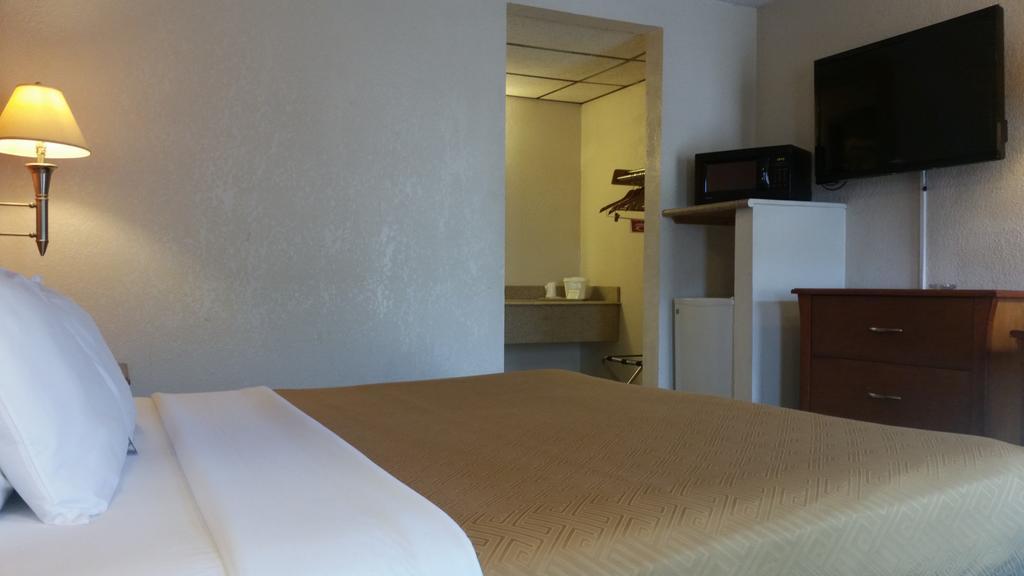 Econo Lodge 맥퍼슨 외부 사진