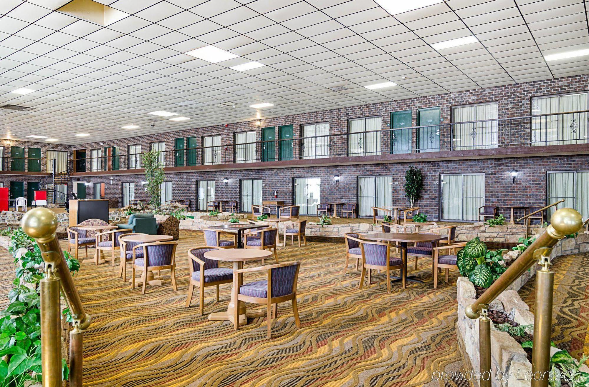 Econo Lodge 맥퍼슨 외부 사진