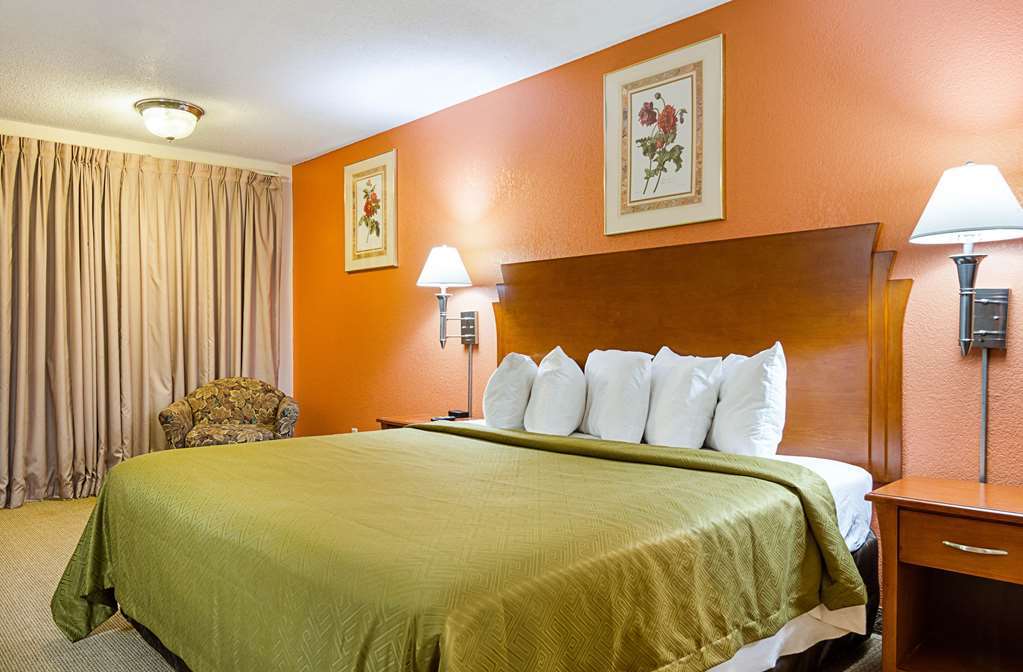 Econo Lodge 맥퍼슨 객실 사진