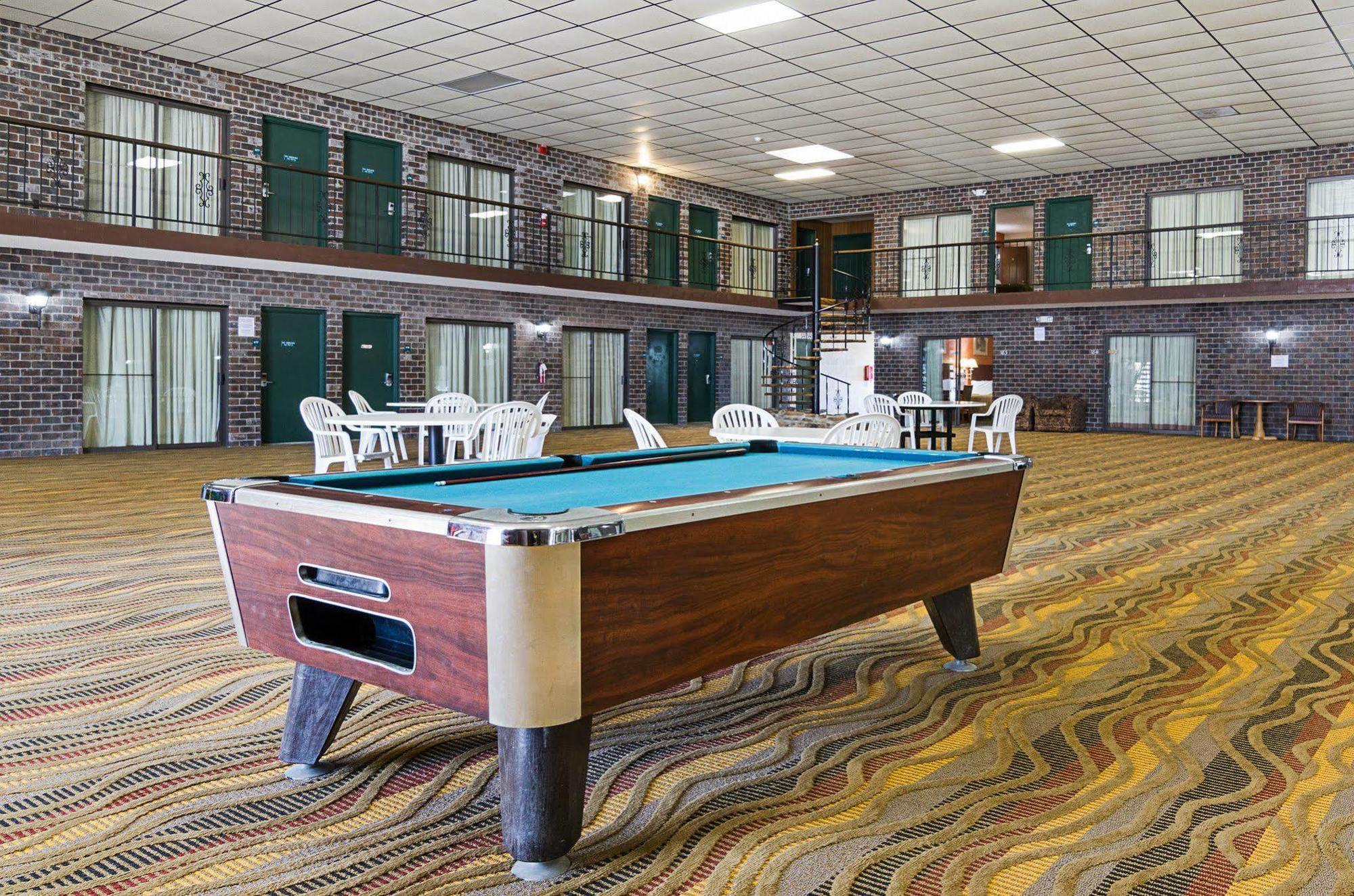 Econo Lodge 맥퍼슨 외부 사진